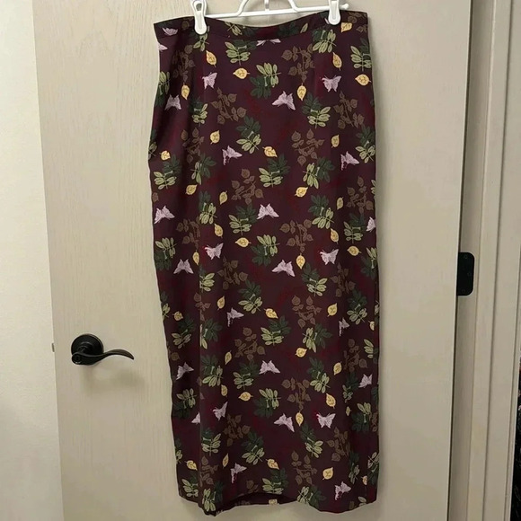 Seasonal Fall Skirt Eggplant Color Fall Pattern Leaves Autumn Cottage - Picture 1 of 8